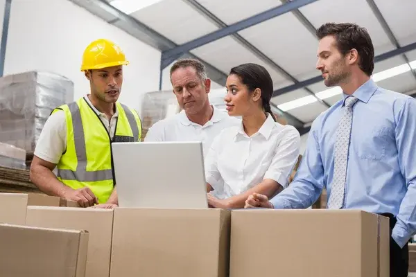 trabajadores frente a una laptop