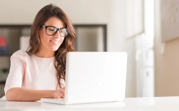 mujer frente a su computador