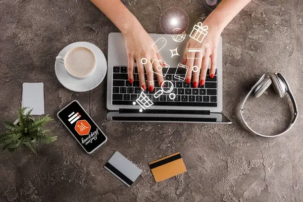 computadora, tarjetas, teléfono y una taza de café