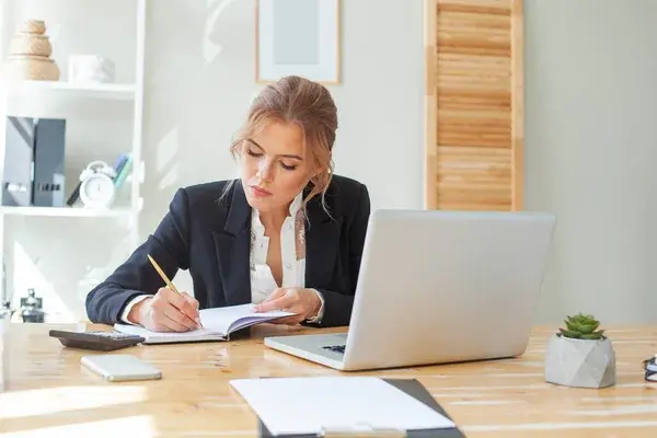 mujer emprendedora analizando puntos para crear su nuevo negocio