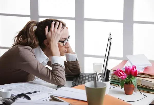 mujer preocupada frente a su computadora