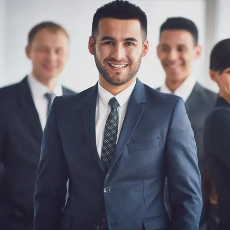 varios hombres de traje