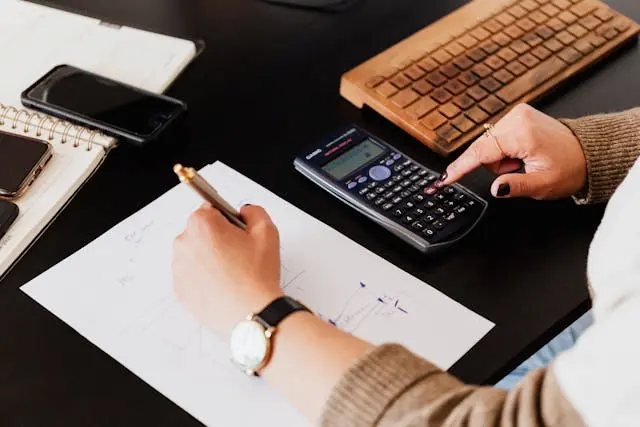 persona con calculadora