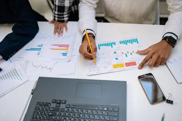 varias personas con graficos