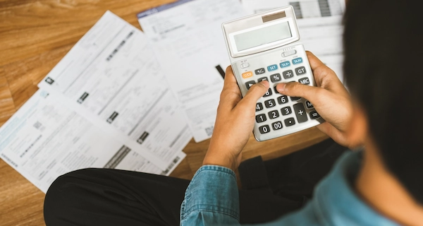 hombre sacando calculos sobre la salud financiera de la empresa